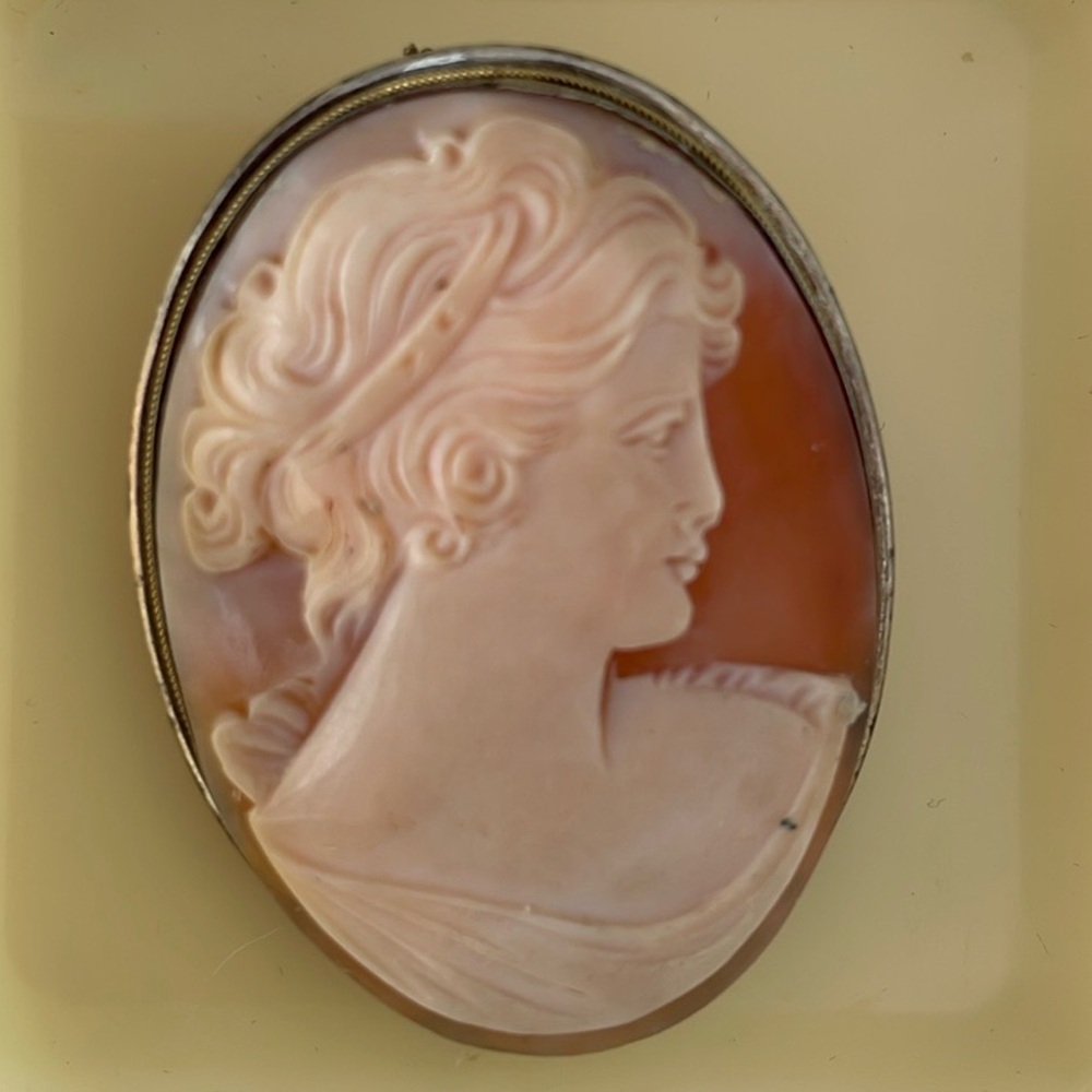 Hand carved cameo by Dante Gardini jeweller of Firenze